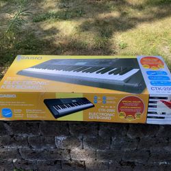 Casio CTK-2080 Electronic KEYBOARD  w/ Stand &