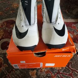 NIKE FOOTBALL/SOCCER  CLEATS  SZ 9