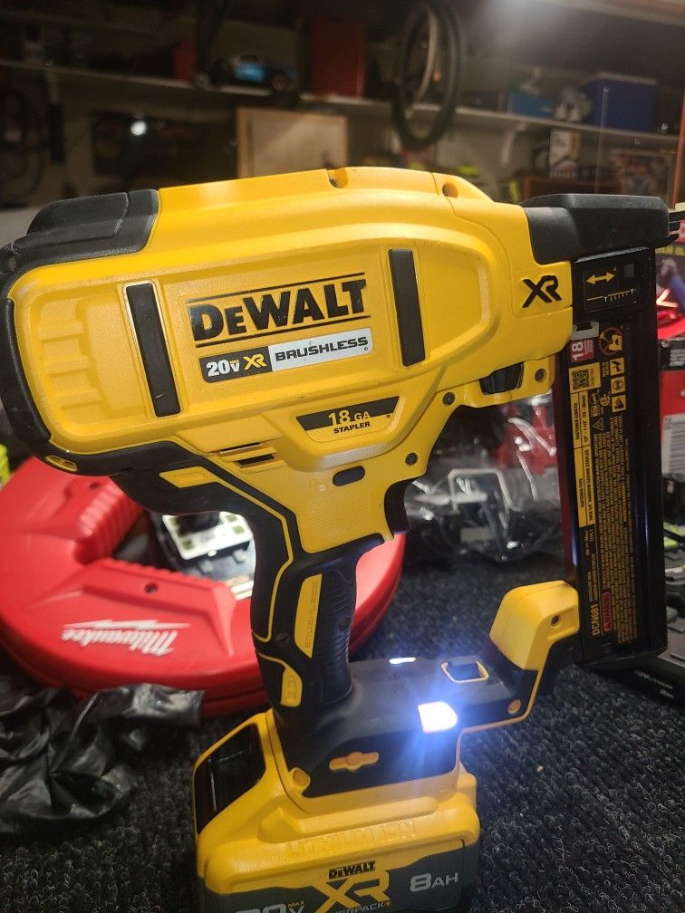 Dewalt 20v MAX XR 18g Crown Stapler