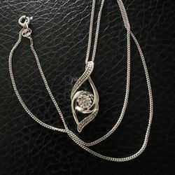 BEAUTIFUL STERLING SILVER NECKLACE WITH BEAUTIFUL CHARM SIZE 20 