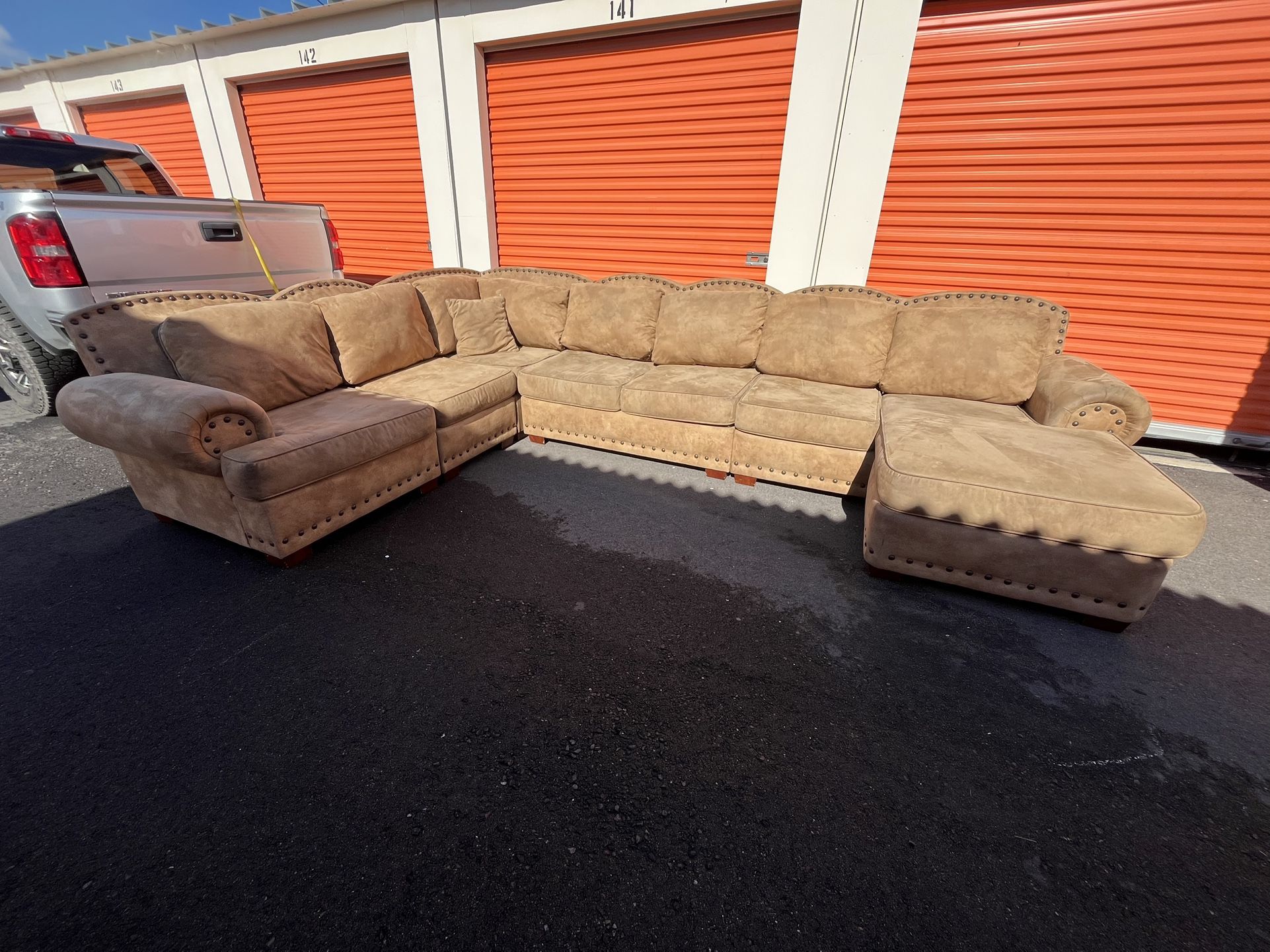 BIG SECTIONAL COUCH 