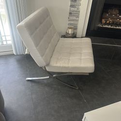 Barcelona inspired leather chair, the leather is peeling on the cushion that’s why it’s priced so low. Otherwise in a good condition. 