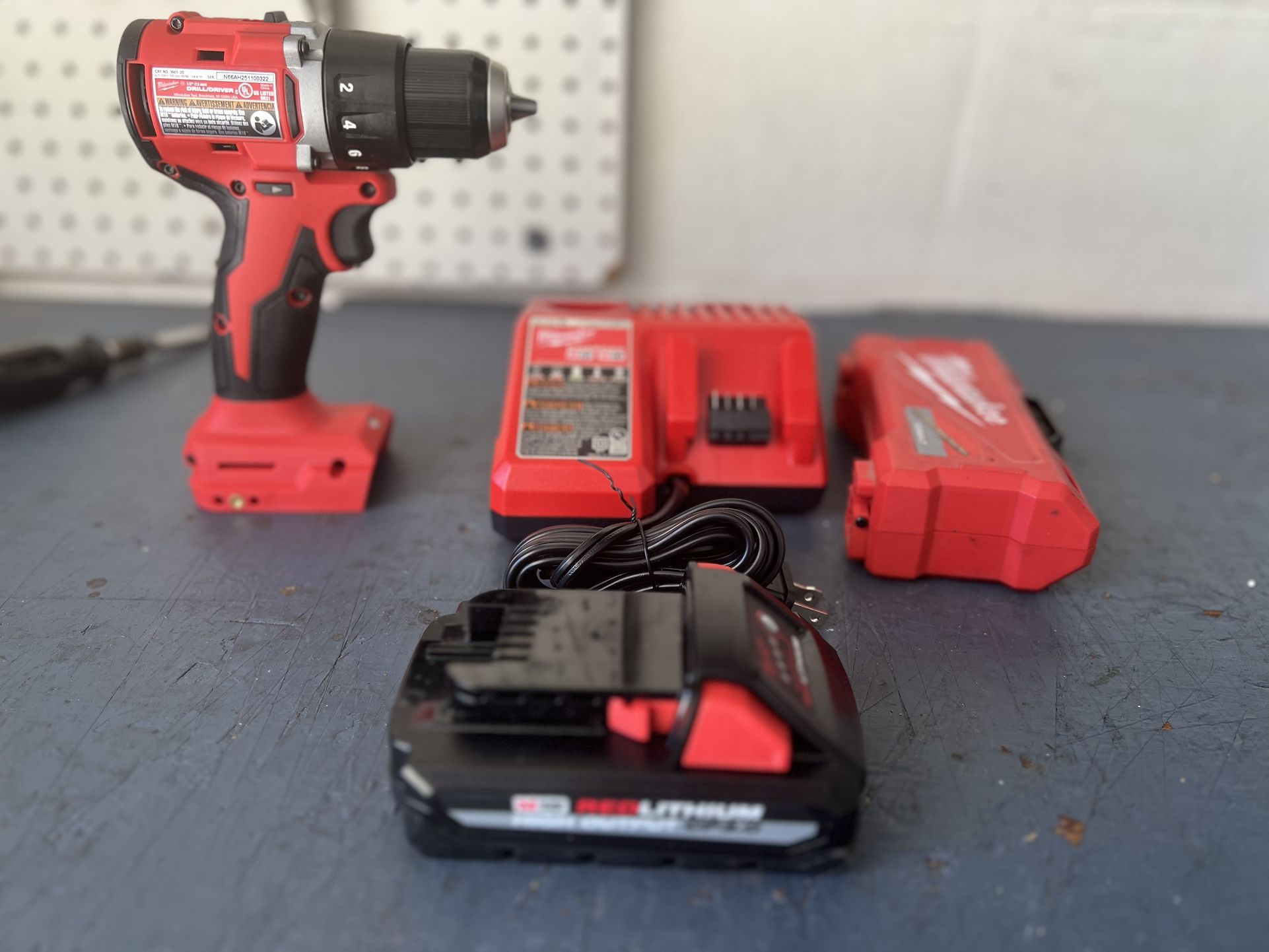 MILWAUKEE 18v DRILL DRIVER W/ BATTERY/CHARGER/BIT SET