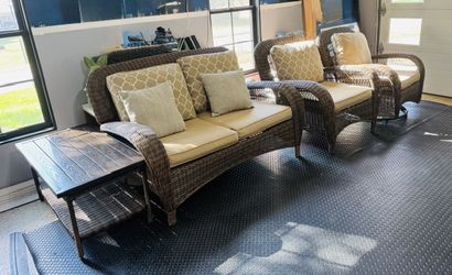Hampton Bay Beacon Park 4-Piece Wicker Patio Furniture Set – Excellent Condition