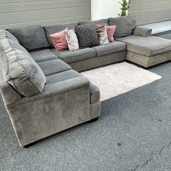 Beautiful Gray Sectional Couch From Ashley Furniture In Good Condition - Free Delivery 🚚