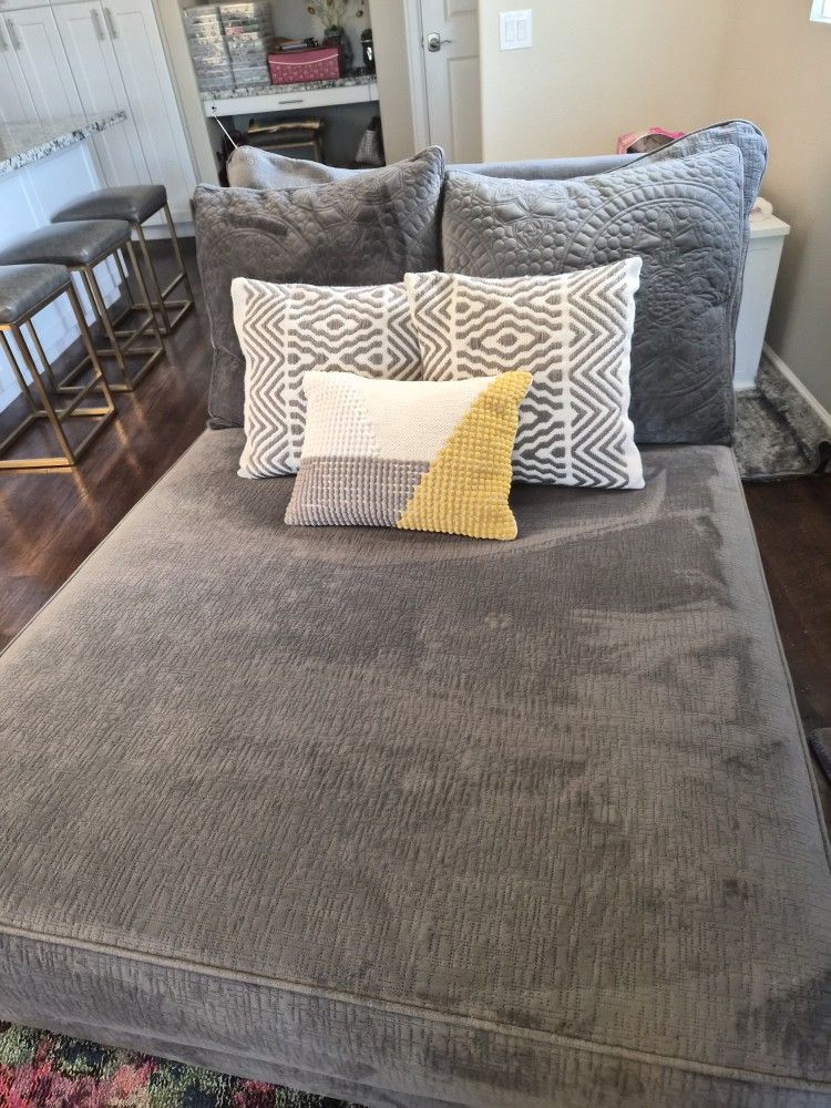 Oversize Chaise