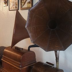 The price is for both phonographs: $3900
I will remove this listing on December 30, 2025.