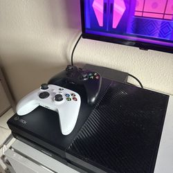 XBOX ONE WITH 2 Controllers 