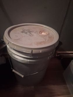 5 gallon buckets of paint