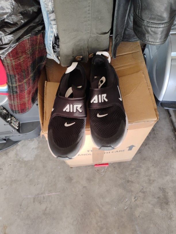 Air Nikes Size 6 Boys