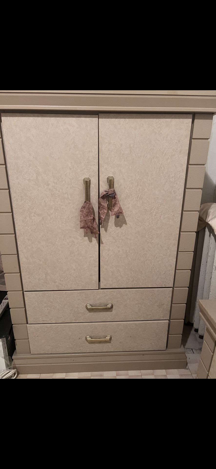 4-Piece Bedroom Set (Dressers)