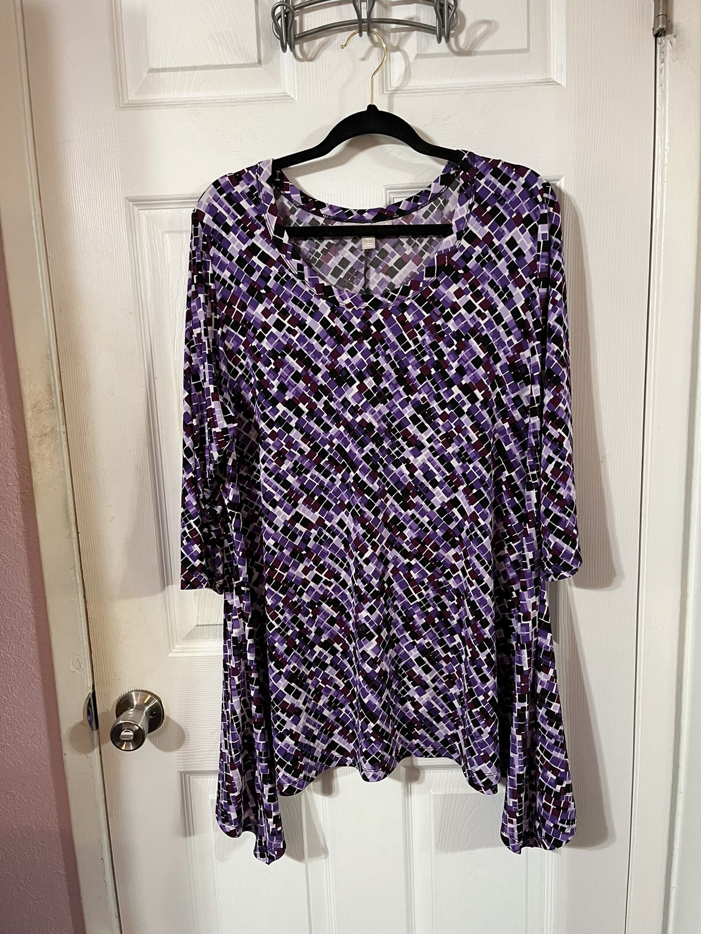 Women’s size 18 / 20 Shark Bite tunic length long top with 3/4 length sleeves.  Made of 95% Polyester and 5% Spandex .  Preowned only wore a couple of