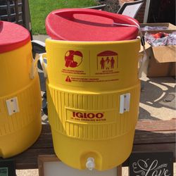 Igloo Cold Beverage Dispenser/ Cooler