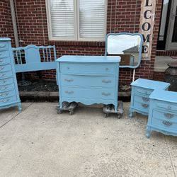 Beautiful 6-Piece Vintage French Provincial Bedroom Set