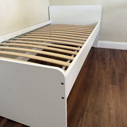 twin bed/ Take advantage of something beautiful, semi-new, and a great price, strong wood