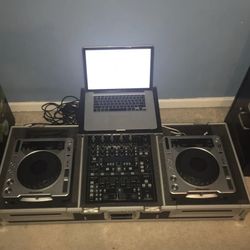 2 CDj 800 And Behringer DDM4000 5-Channel DJ Mixer And Wheels Odsey Case