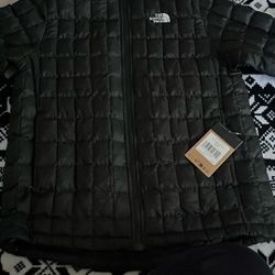 North Face Women’s Puffer (new)