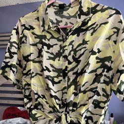 NEW XS Army Shirt  SALE Only $7  🍀