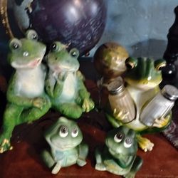 Adorable frogs  salt and pepper shaker