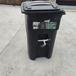 Toter 64 gallon black rolling outdoor garbage/trash can