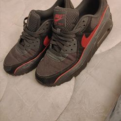 Women's Nike Air Maxs (8.5)