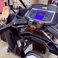 Nautilus T616 Treadmill Like New!! 