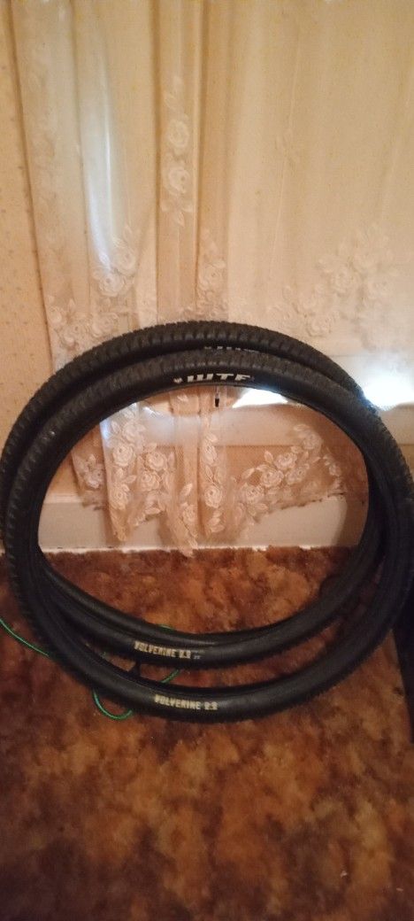 Pair Of WTB Wolverine 29×2.2 Tires W / Tubes