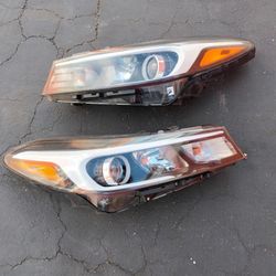 2017-2018 Kia Forte Headlights With Light Bulbs And Accessories Oem. 