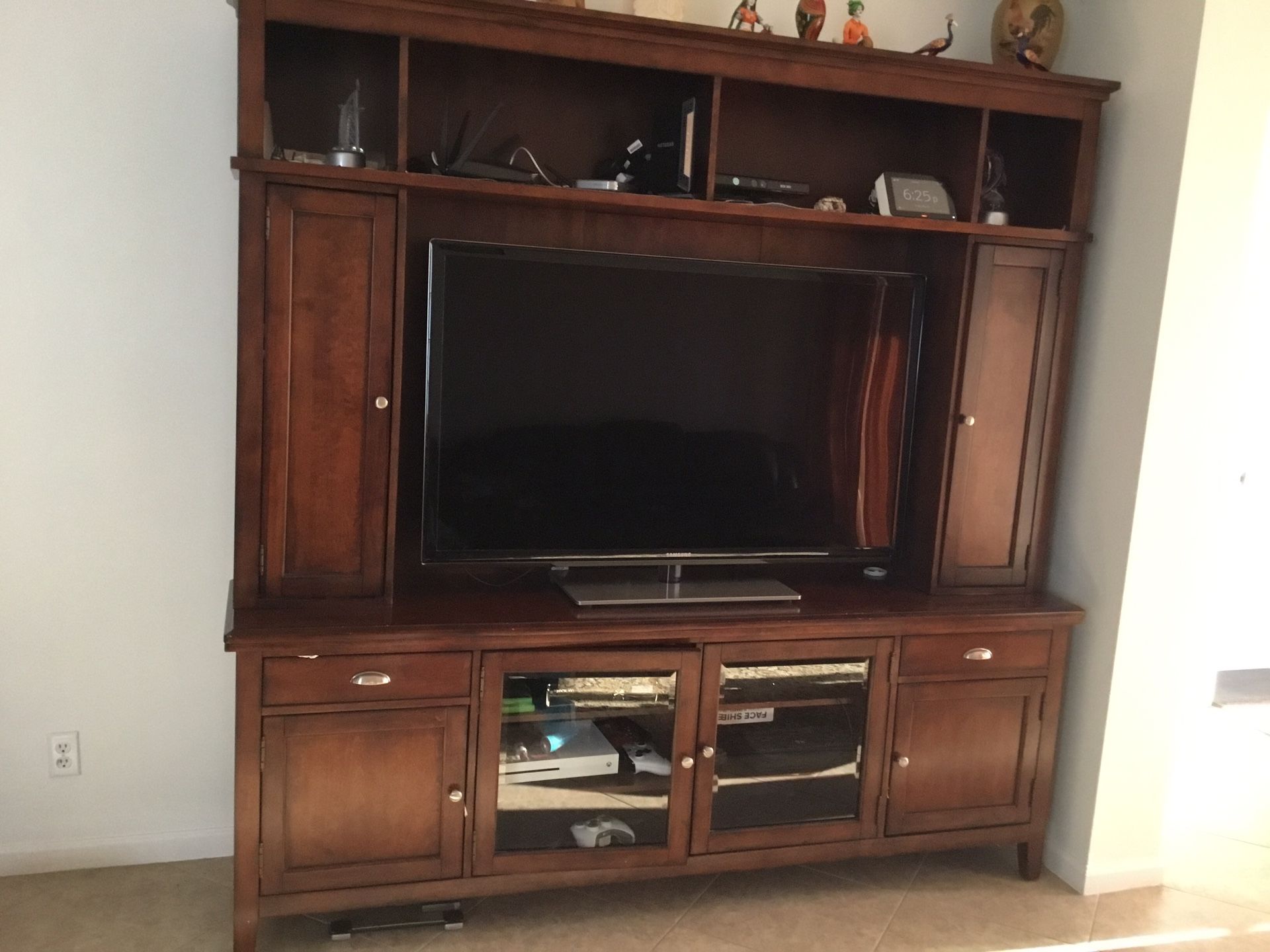 Entertainment/TV Unit/Stand With Hutch