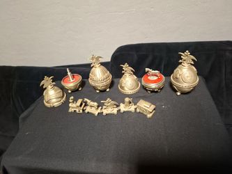The box contains two distinct types of official vintage Anheuser-Busch / Budweiser promotional pewter collectibles manufactured by Fort Pewter in the 