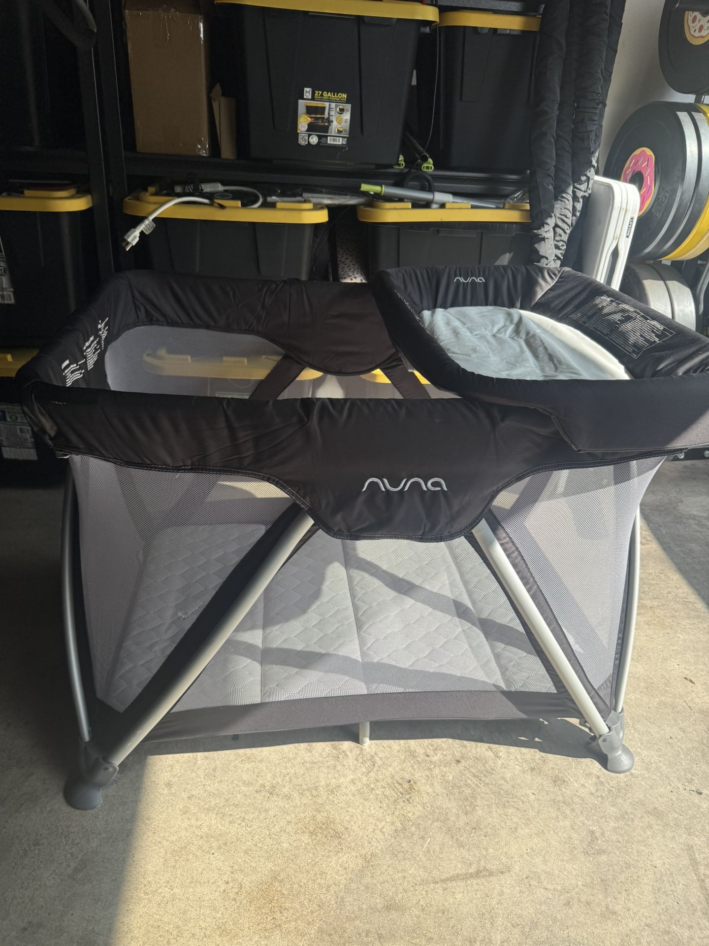 Nuna Play Pen with Changing Table 