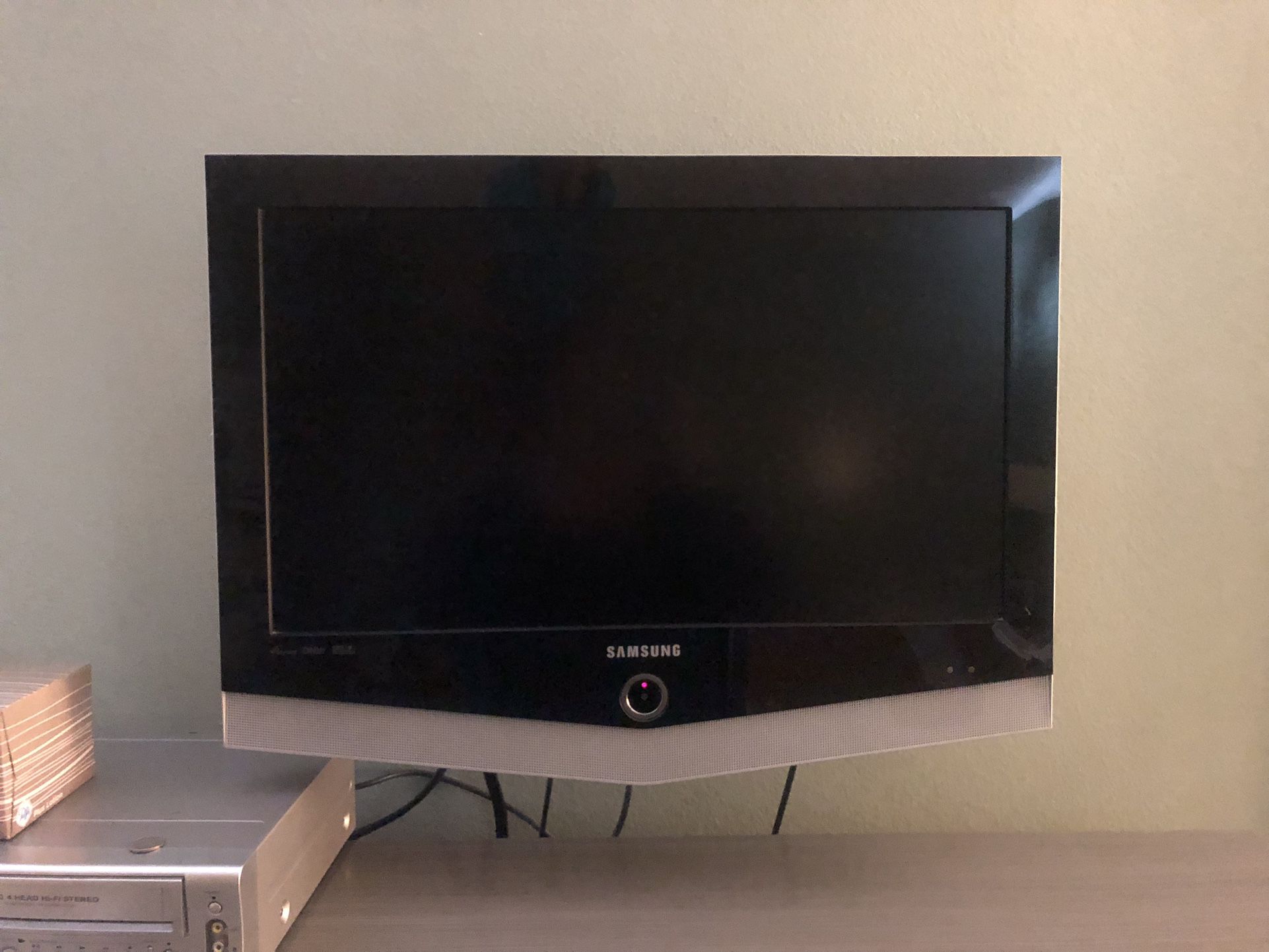 Samsung 26” TV with Wall Mount Excellent Condition G