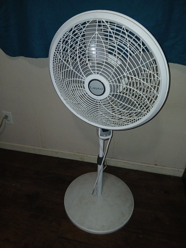 Lasko Standing Fan in white