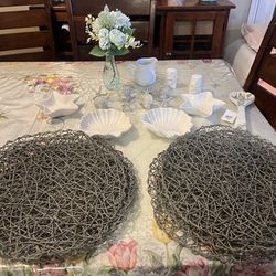 Set of place mats and bowls 