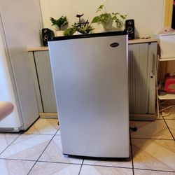 Sanyo mini fridge 4.4 cubic ft SR-3720m