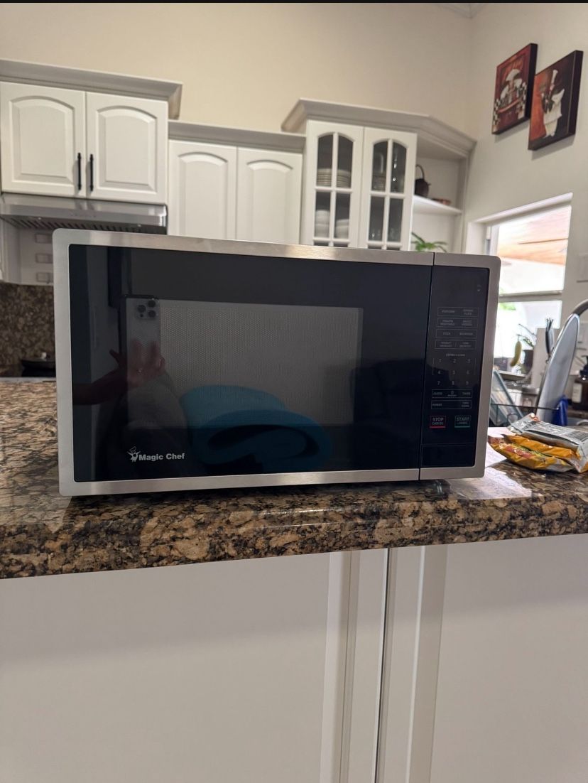 Magic Chef Countertop Microwave
