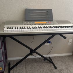 Yamaha keyboard with stand Piano