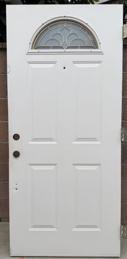 Front door / Puerta principal