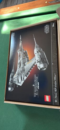 Lego Star Wars  Mandalorian UCS ship, dark saberGrogu piece