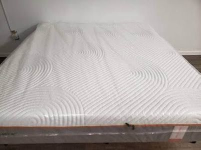 KING SIZE TEMPUR-PEDIC (SUPREME) MATTRESS(I DELIVER)