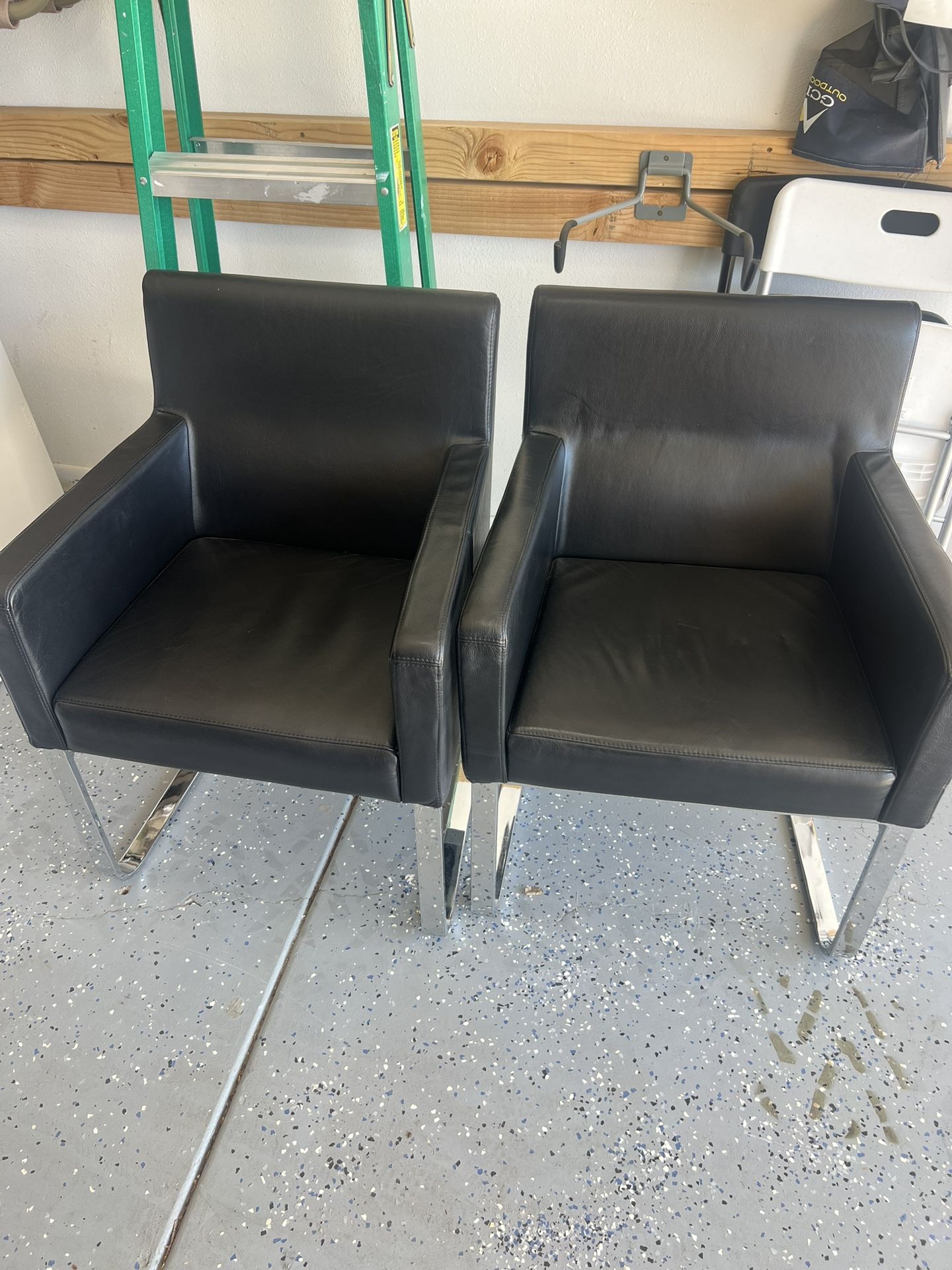 2 Decoration Chairs