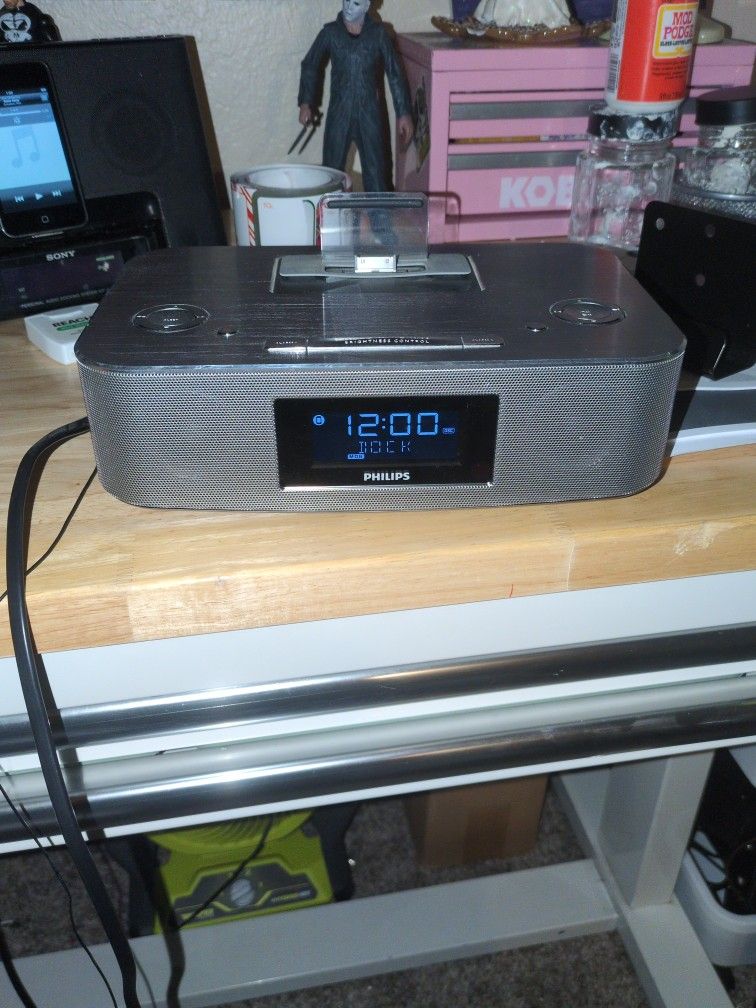 Phillips Alarm Clock Speaker iPod Charging Station