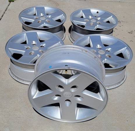 Original Jeep $2000 Set of 5 Wheels in Perfect Condition for Only $250