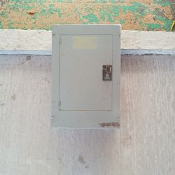 General Electric Circuit Breaker Box 100 Amps Main 12 Spaces Convertible To 20 Used But Working Perfec $30 Dollars Only 