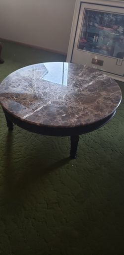 Nice marble coffee table solid wood excellent condition.