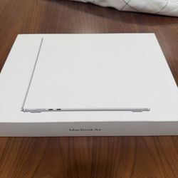 Apple Macbook Air 15” M4 Chip 2025