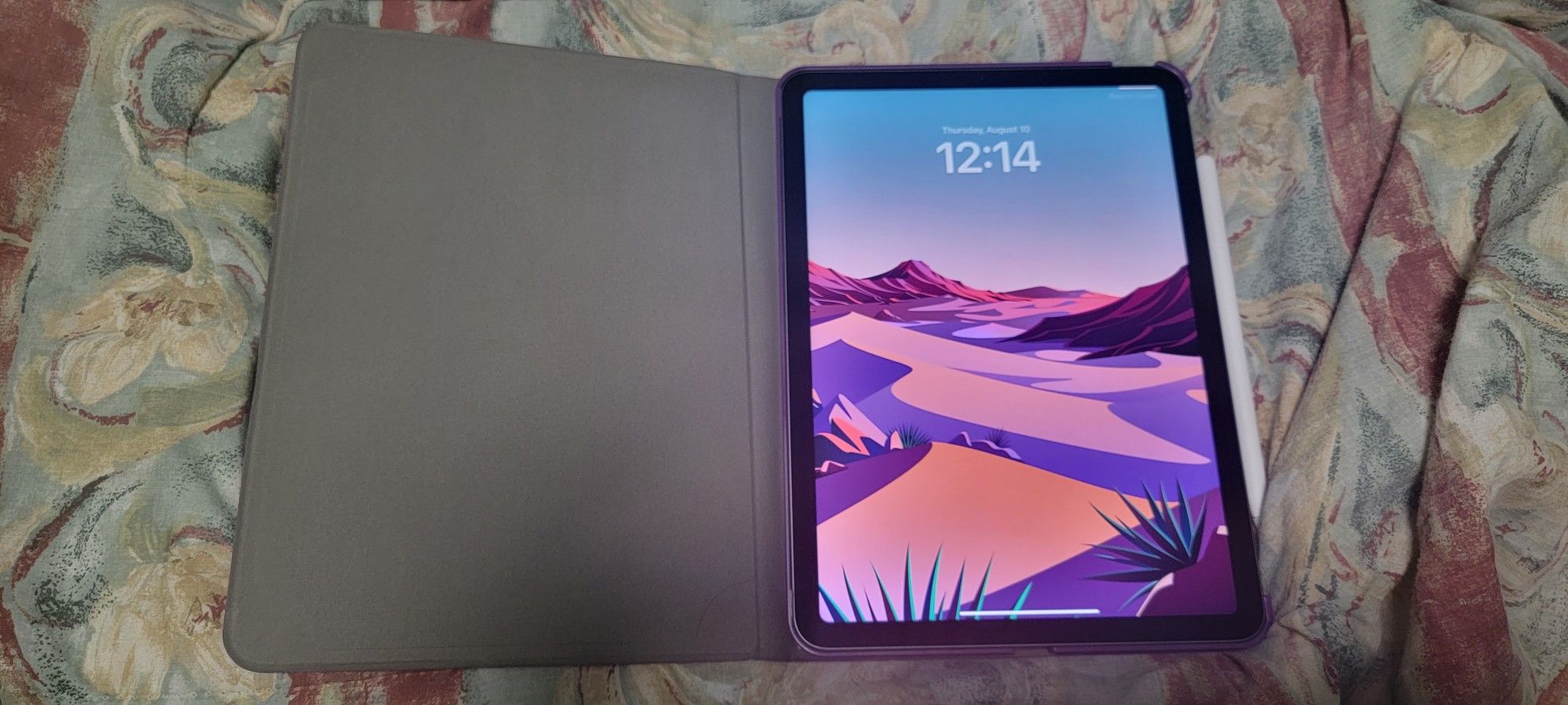 Ipad Air 4 (64gb) comes with case and apple pencil gen 2 for Sale in