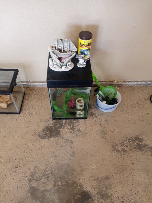 Fish Aquarium And (Fish) Hides/pumps