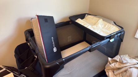 4 moms like new  with all its pieces.