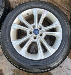 2017 Ford Escape 17 Inch Wheel with tire  17x7.5 or 1/2 5x108 mm bolt pattern  $90.00 Hablo espanol